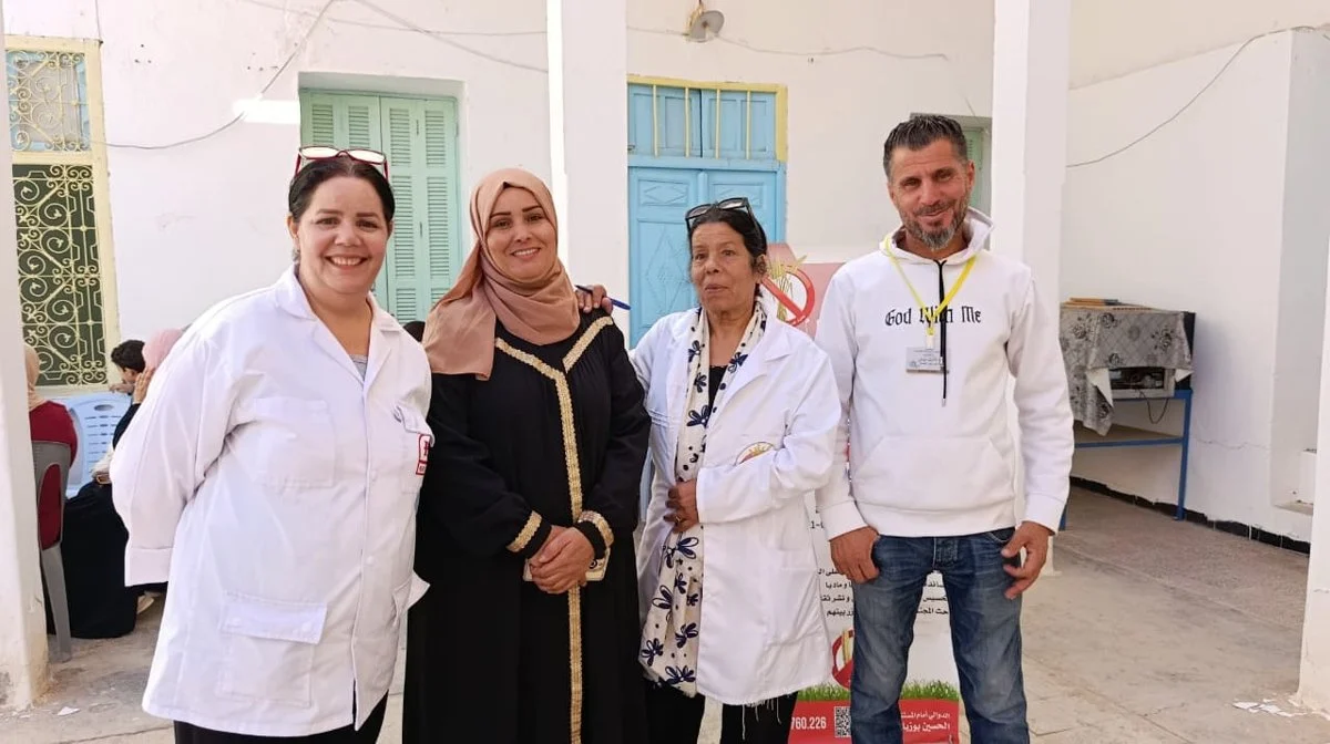 عضوات وعضو من جمعية السيلياك بقفصة والجنوب في ساحة مقرّ الجمعية يوم العيادة الطبية
