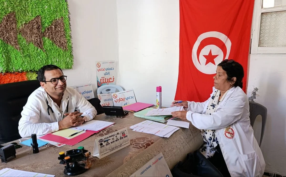 الدكتور عبد الرحمان الحميدي وممرّضة يراجعان ملفات الأطفال إلى طاولة الفحص بمقرّ جمعية السيلياك بقفصة