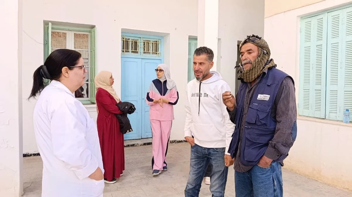 أعضاء من جمعية السيلياك بقفصة والجنوب يتحدّثون مع زائر في ساحة مقرّ الجمعية