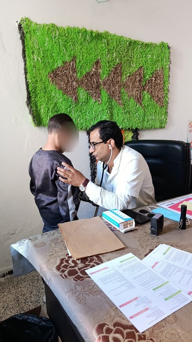 الدكتور عبد الرحمان الحميدي يفحص طفلا بالسمّاعة خلال العيادة الطبية المجانية لجمعية السيلياك بقفصة