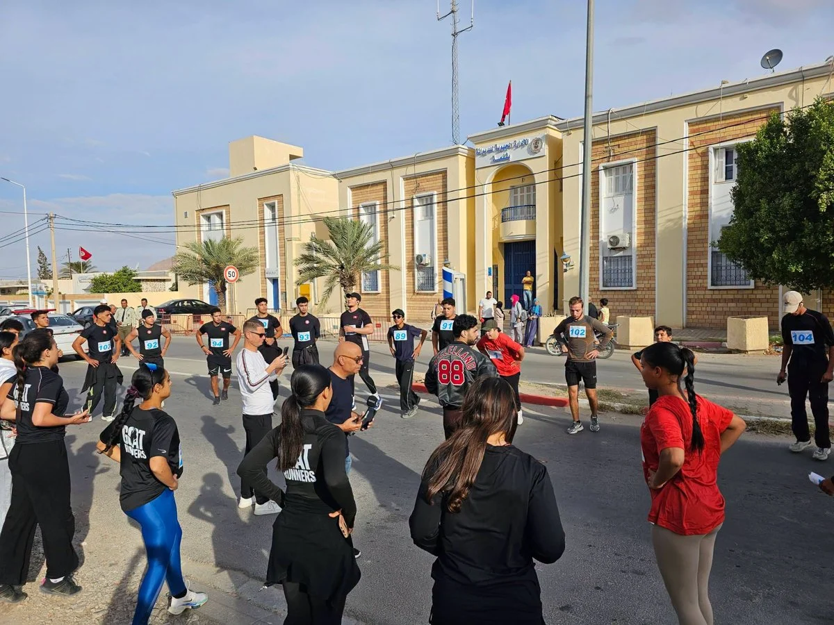 مشاركون يقومون بتمارين الإحماء في الشارع أمام الإدارة الجهوية للديوانة بقفصة