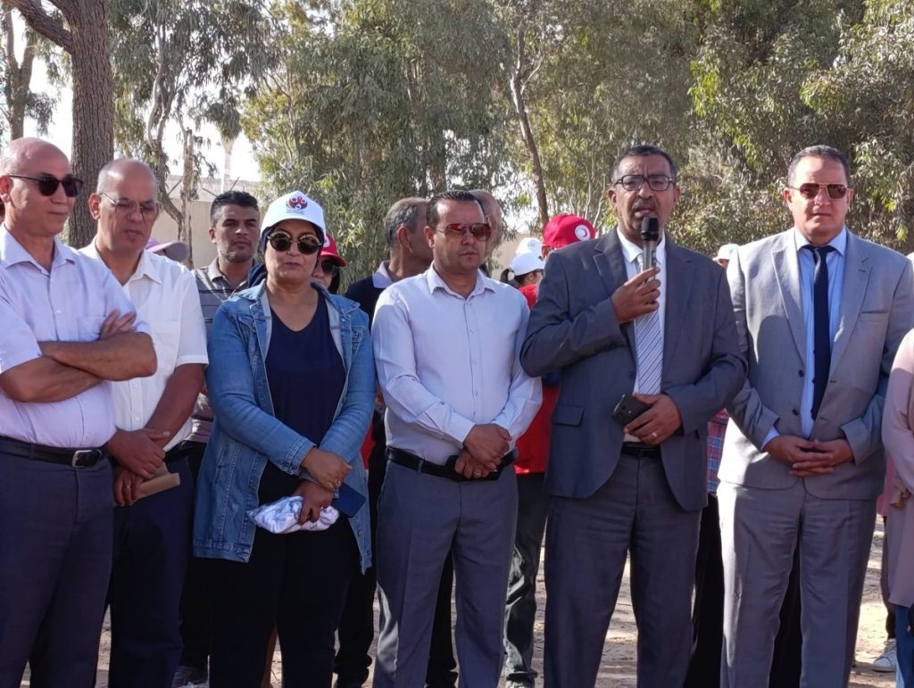 متدخّل يتحدّث عبر مكبّر الصوت أمام الحاضرين في افتتاح تظاهرة التبرع بالأعضاء بقفصة
