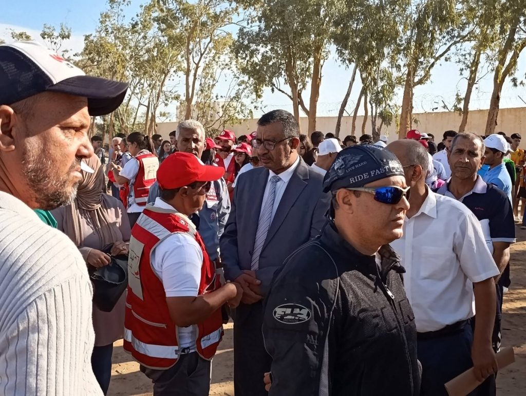 متطوع من الهلال الأحمر يصافح أحد الحاضرين وسط المشاركين في تظاهرة التبرع بالأعضاء بقفصة
