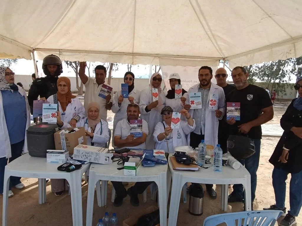 فريق صحي يرفع مطويات التحسيس بالتبرع بالأعضاء تحت خيمة بقفصة