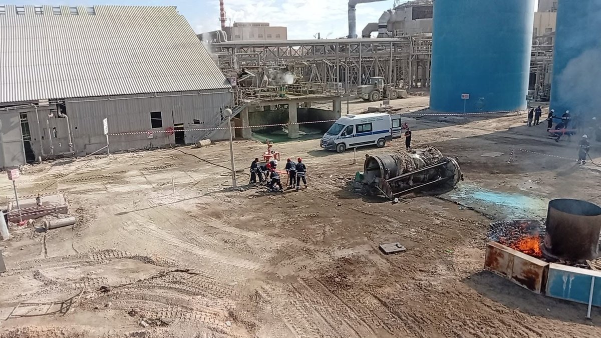 أعوان إطفاء يغطّون محيط حوض الفيول بالرغوة خلال العملية البيضاء للحماية المدنية بقفصة