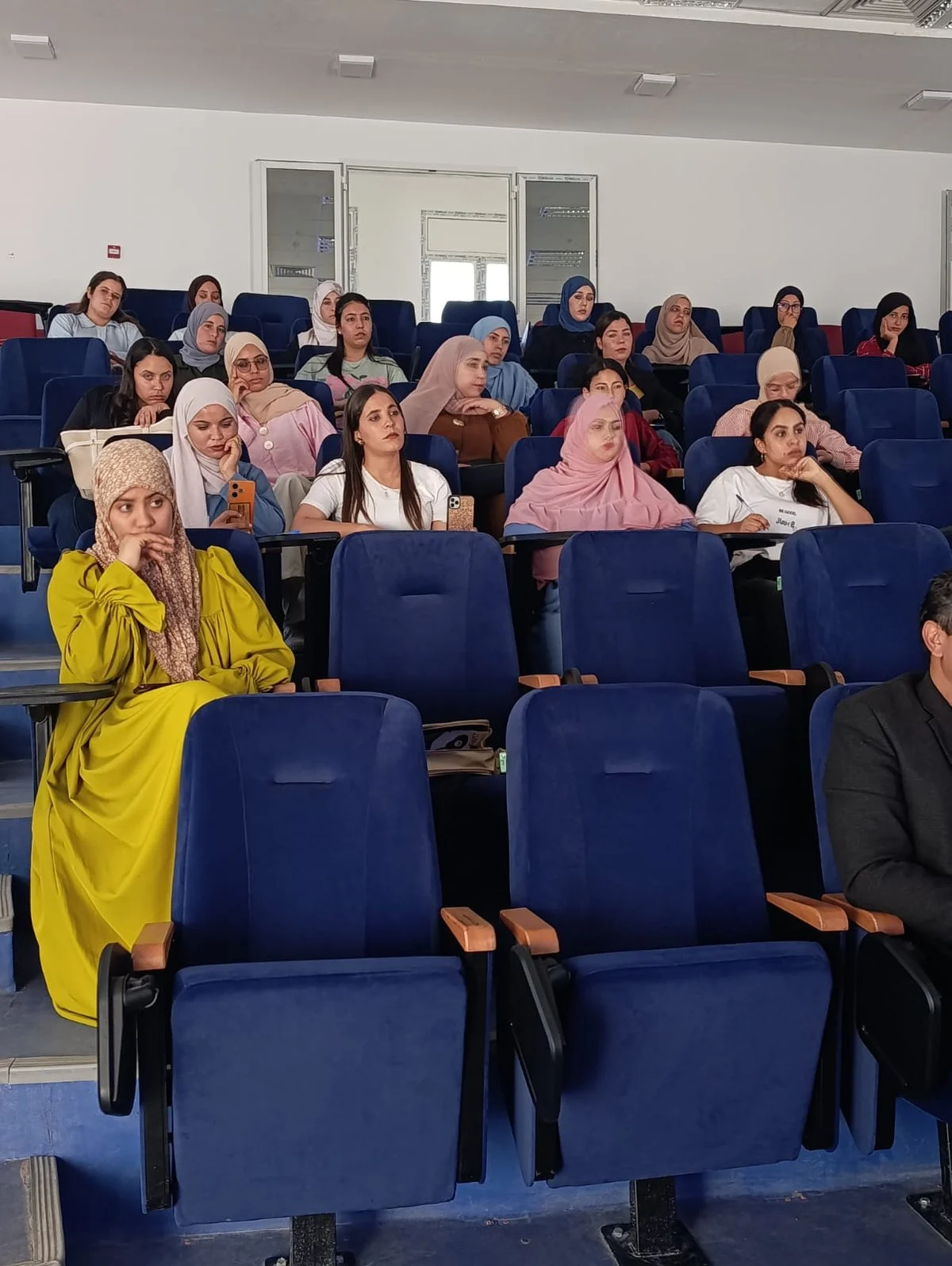 طالبات في مقاعد المدرج خلال اللقاء الفكري حول الذكاء الاصطناعي بالمعهد العالي للدراسات التطبيقية في الإنسانيات بقفصة