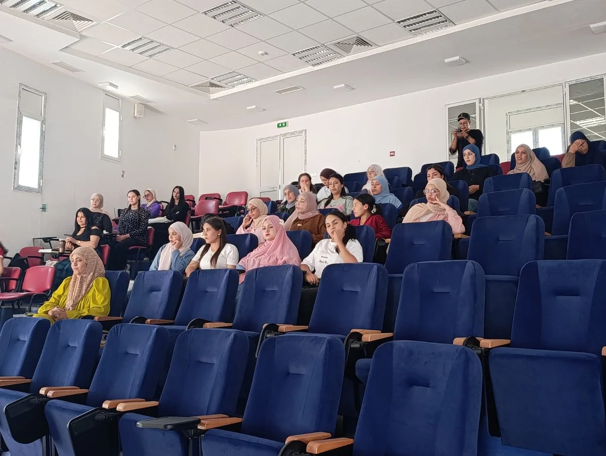 طلبة يتابعون لقاء الذكاء الاصطناعي وتشكيل السلطة والمعرفة في مدرج المعهد العالي بقفصة