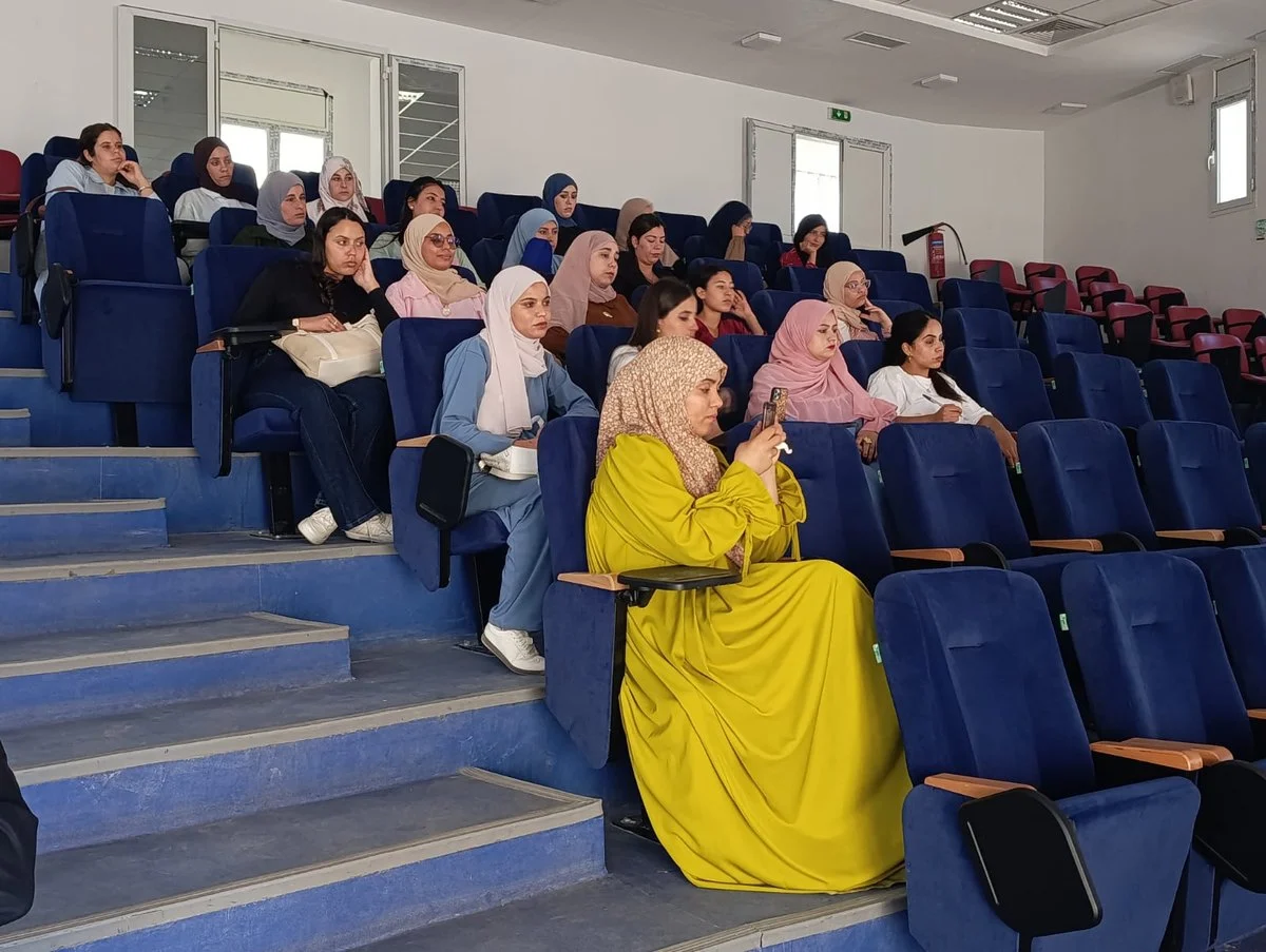حضور من الطلبة في مدرجات القاعة خلال لقاء المنتدى الأكاديمي والثقافي بالمعهد العالي بقفصة