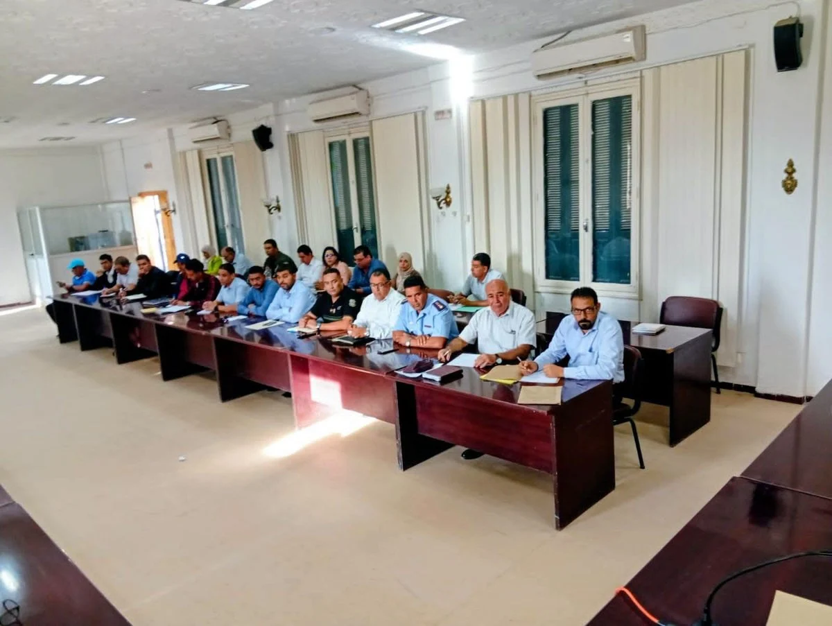 إطارات جهوية وممثلون عن المصالح المعنية إلى طاولة طويلة خلال جلسة العمل حول القطاع الفلاحي بقفصة