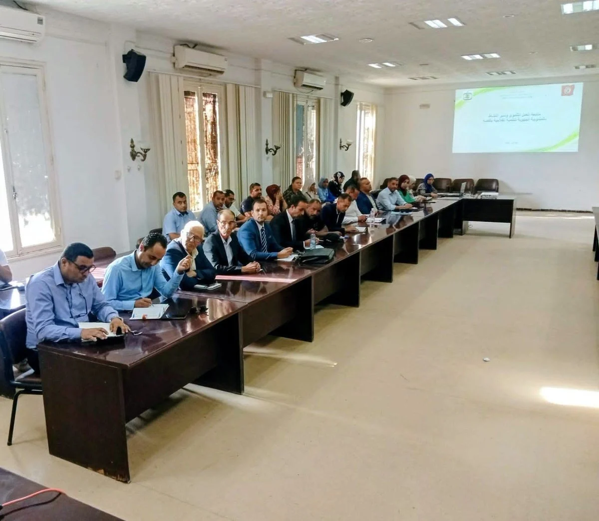 حضور جلسة العمل يتابعون عرض المندوبية الجهوية للتنمية الفلاحية بقفصة على شاشة القاعة