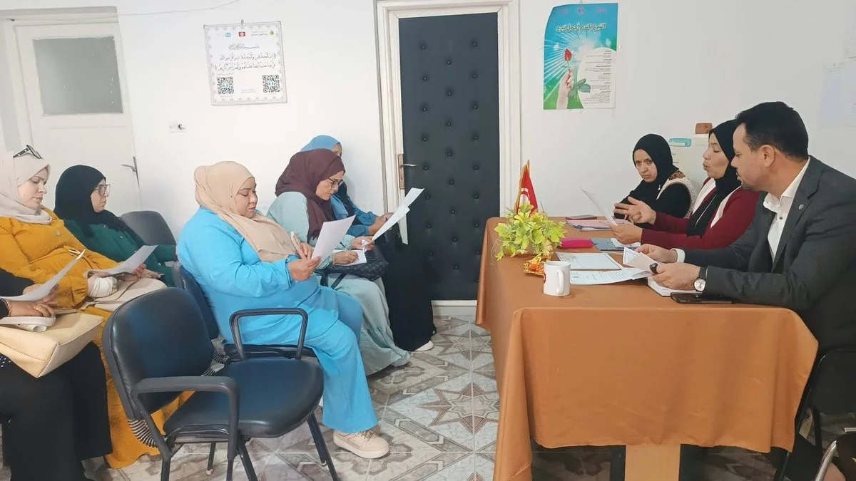 مشاركات يقرأن وثائق العمل أمام منصّة تأطير الدورة التكوينية للوعّاظ بالإدارة الجهوية للشؤون الدينية بقفصة