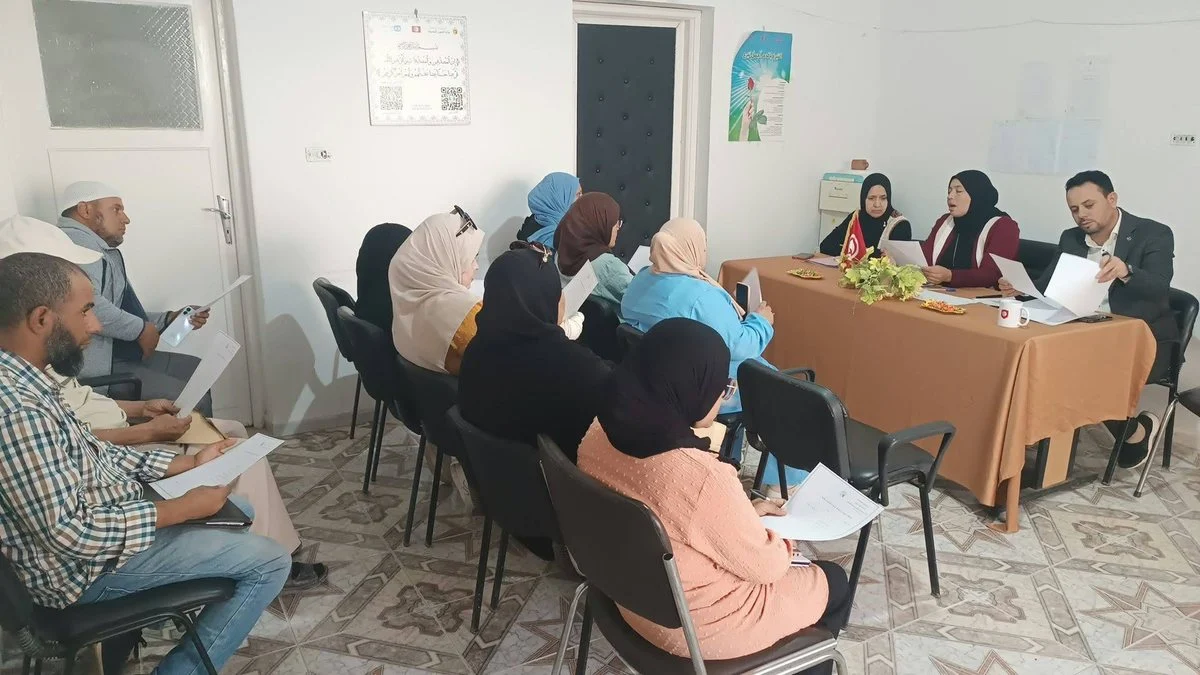 قاعة الدورة التكوينية للوعّاظ بقفصة، مشاركون يحملون وثائق العمل ومنصّة التأطير في عمق القاعة