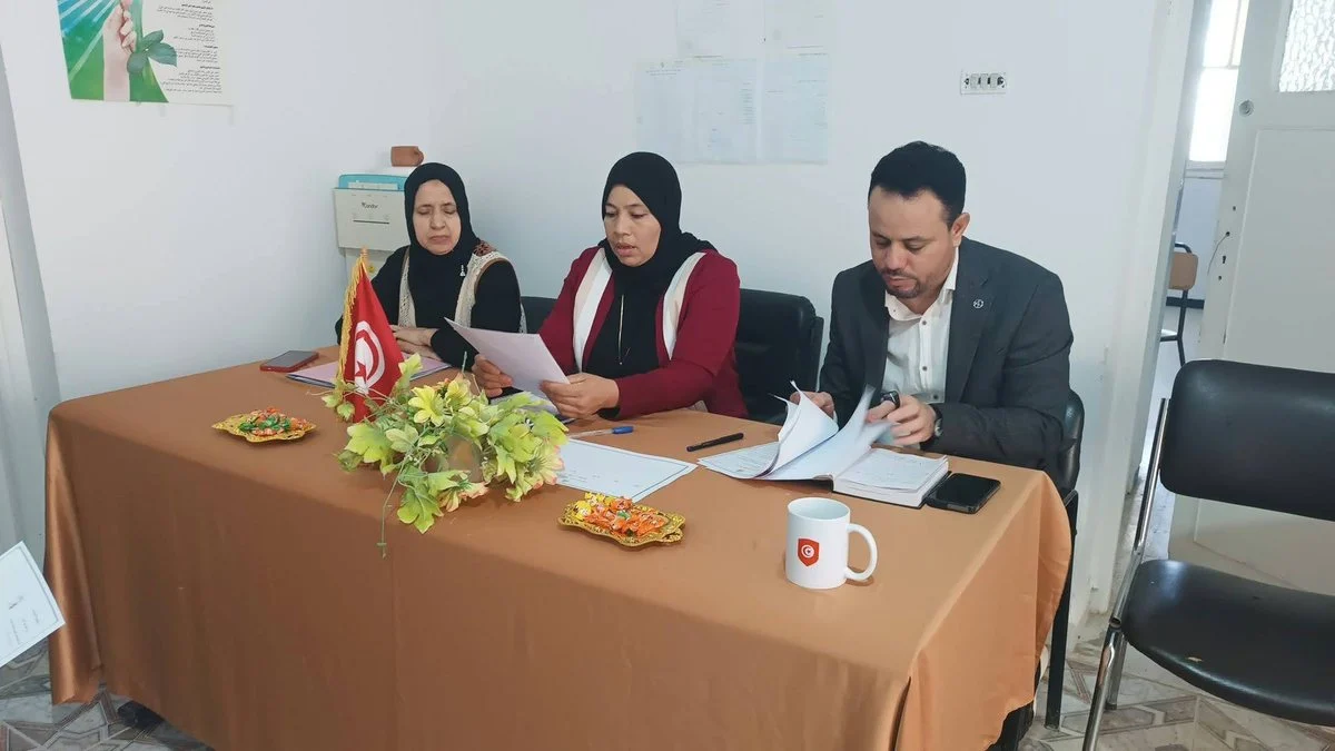 منصّة تأطير الدورة التكوينية للوعّاظ وعليها العلم التونسي ووثائق العمل بمقرّ الإدارة الجهوية للشؤون الدينية بقفصة