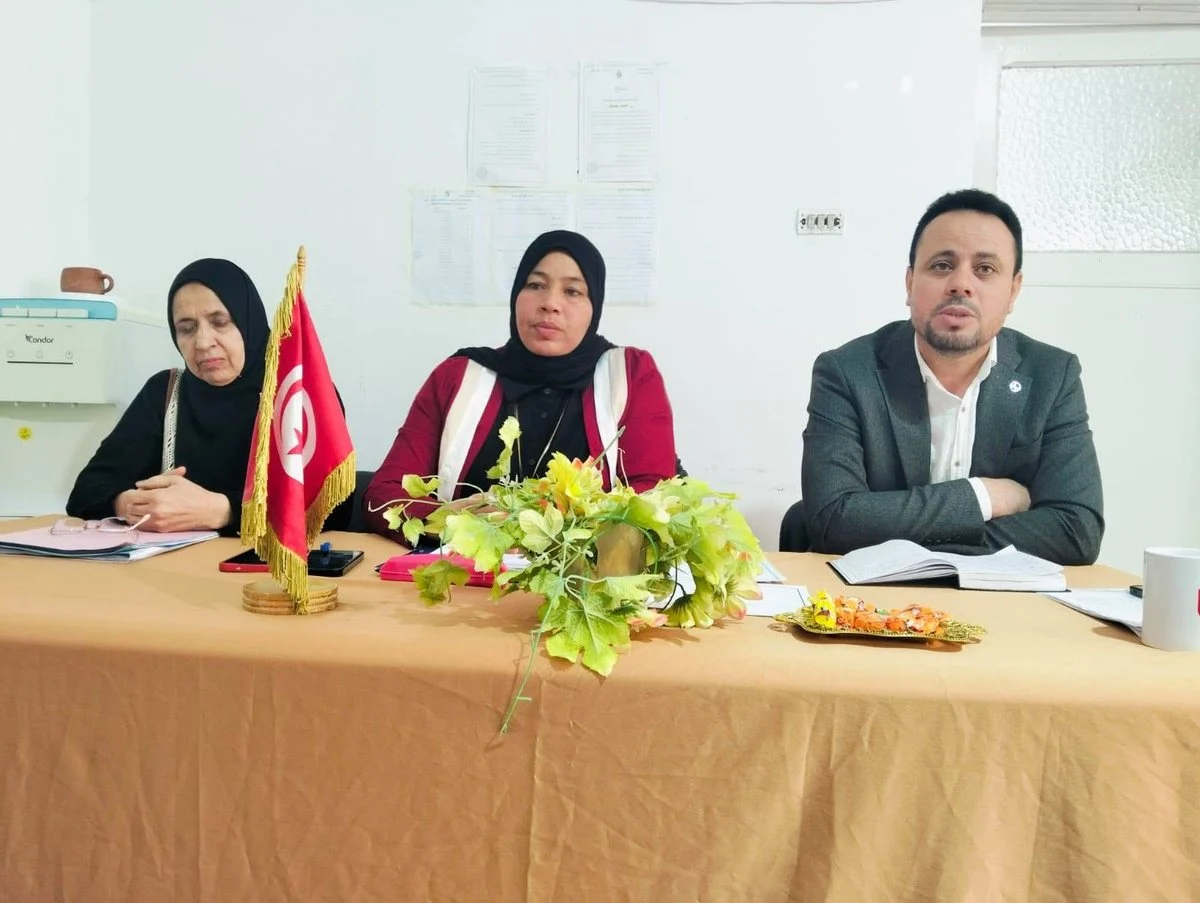 ثلاثة مؤطرين على منصّة الدورة التكوينية حول الخطاب الديني الوقائي بالإدارة الجهوية للشؤون الدينية بقفصة