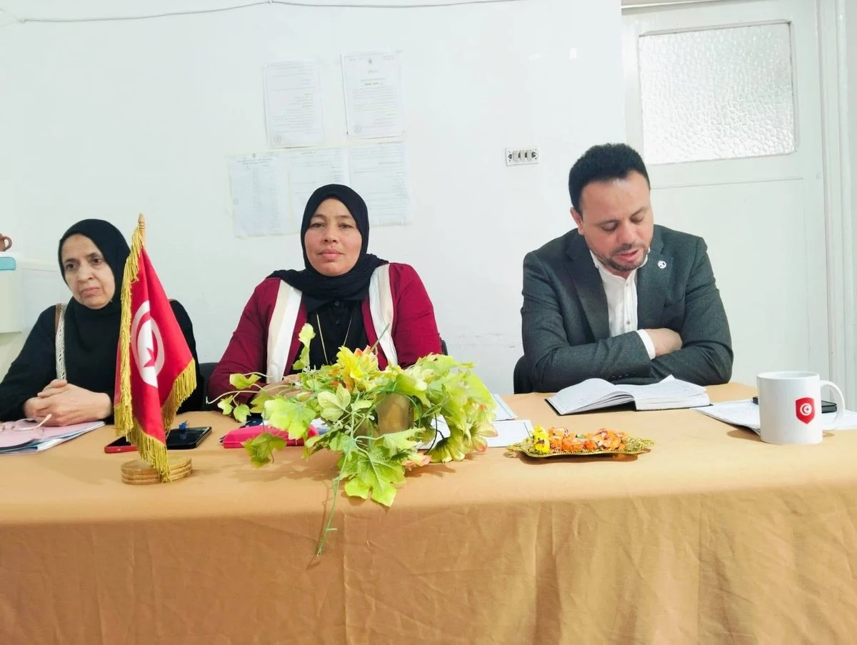 منصّة الدورة التكوينية للوعّاظ بقفصة خلال أحد التدخّلات، والعلم التونسي على الطاولة