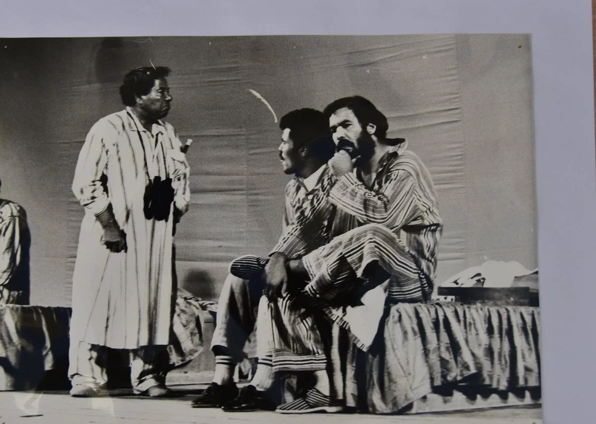 Scène en noir et blanc d'El Majnoun n° 7, avec des comédiens en vêtements rayés