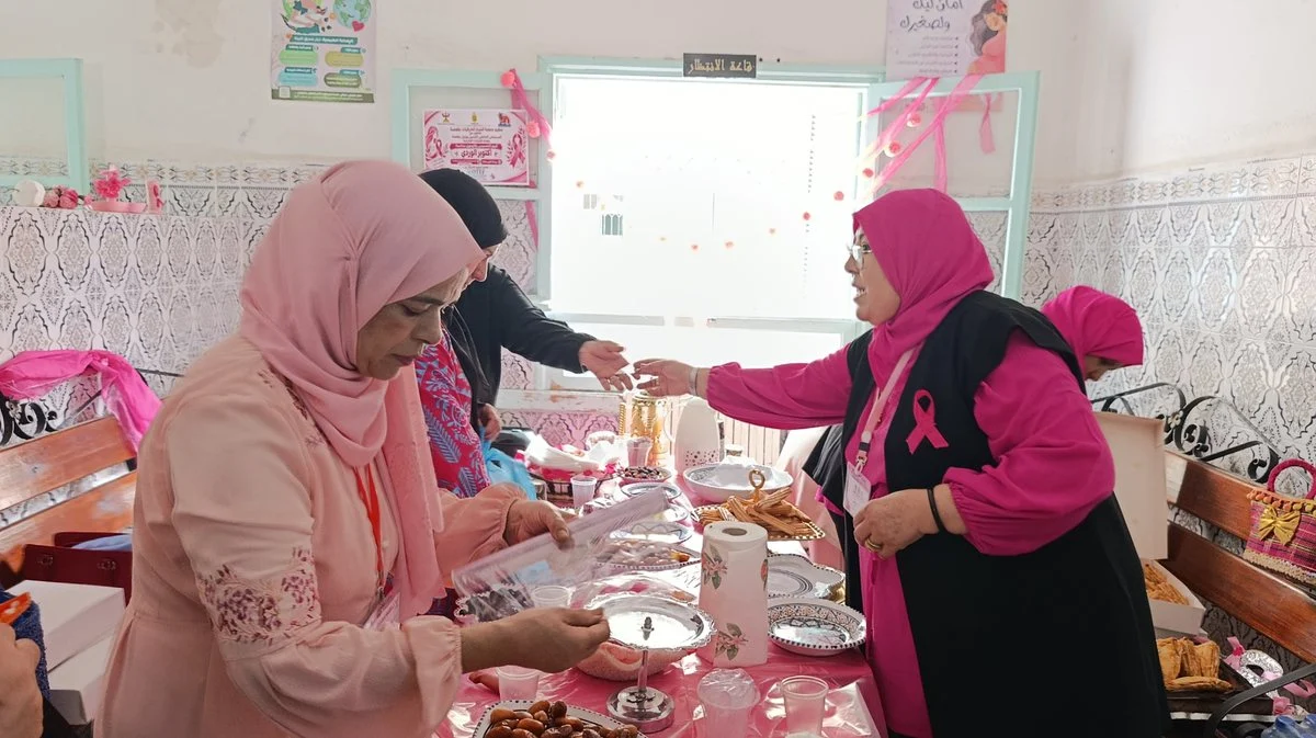 حرفيات يقدّمن منتوجاتهن لزائرات معرض أكتوبر الوردي بالمستشفى الجامعي الحسين بوزيان بقفصة
