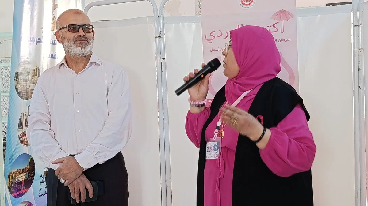 رئيسة جمعية النساء الحرفيات بقفصة نجاح قمزة تتحدث في مضخّم الصوت إلى جانب الإمام محمد الفاضل بعقيق