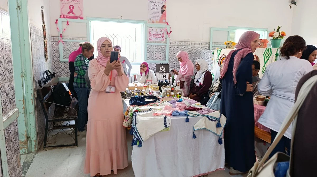 مشاركة تصوّر أروقة معرض الحرفيات في فضاء العيادات الخارجية بالمستشفى الجامعي بقفصة