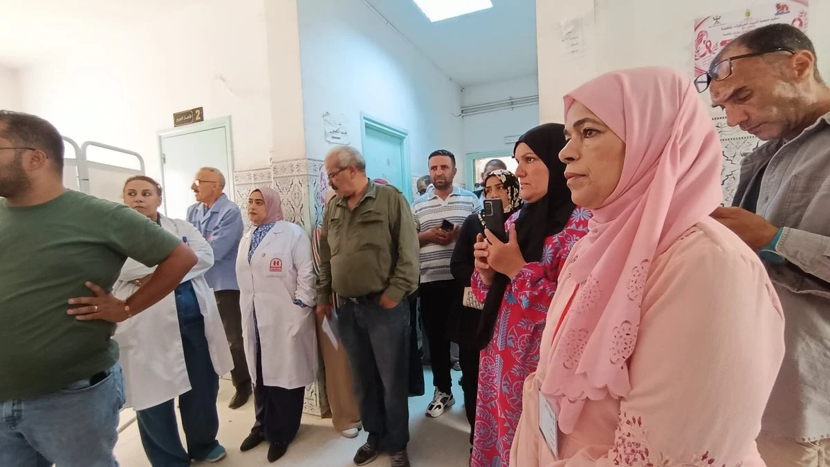 حاضرون بينهم إطارات طبية في بهو العيادات الخارجية خلال تظاهرة أكتوبر الوردي بقفصة