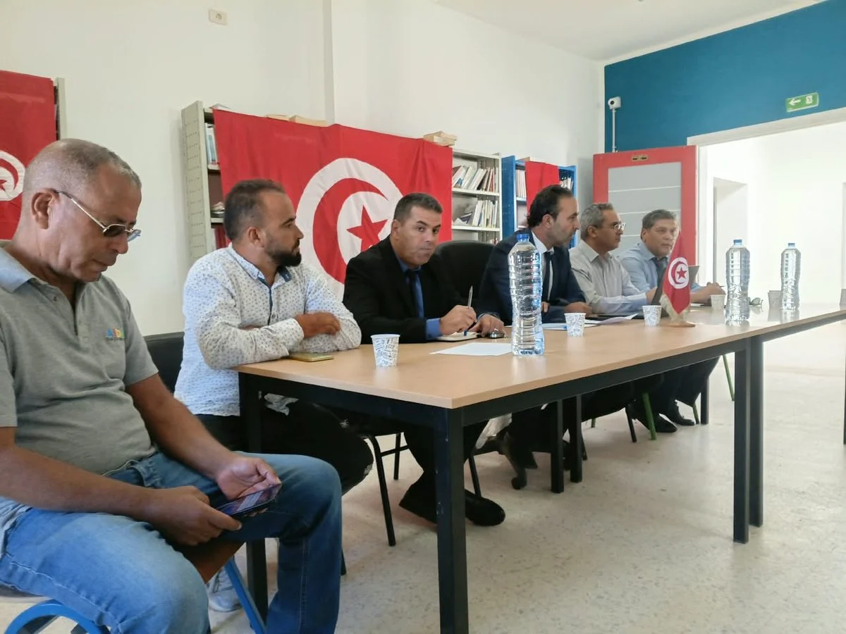 أعضاء المنصة يتابعون مداخلات الحاضرين في اليوم التحسيسي للاستثمار بالمكتبة العمومية بسيدي بوبكر