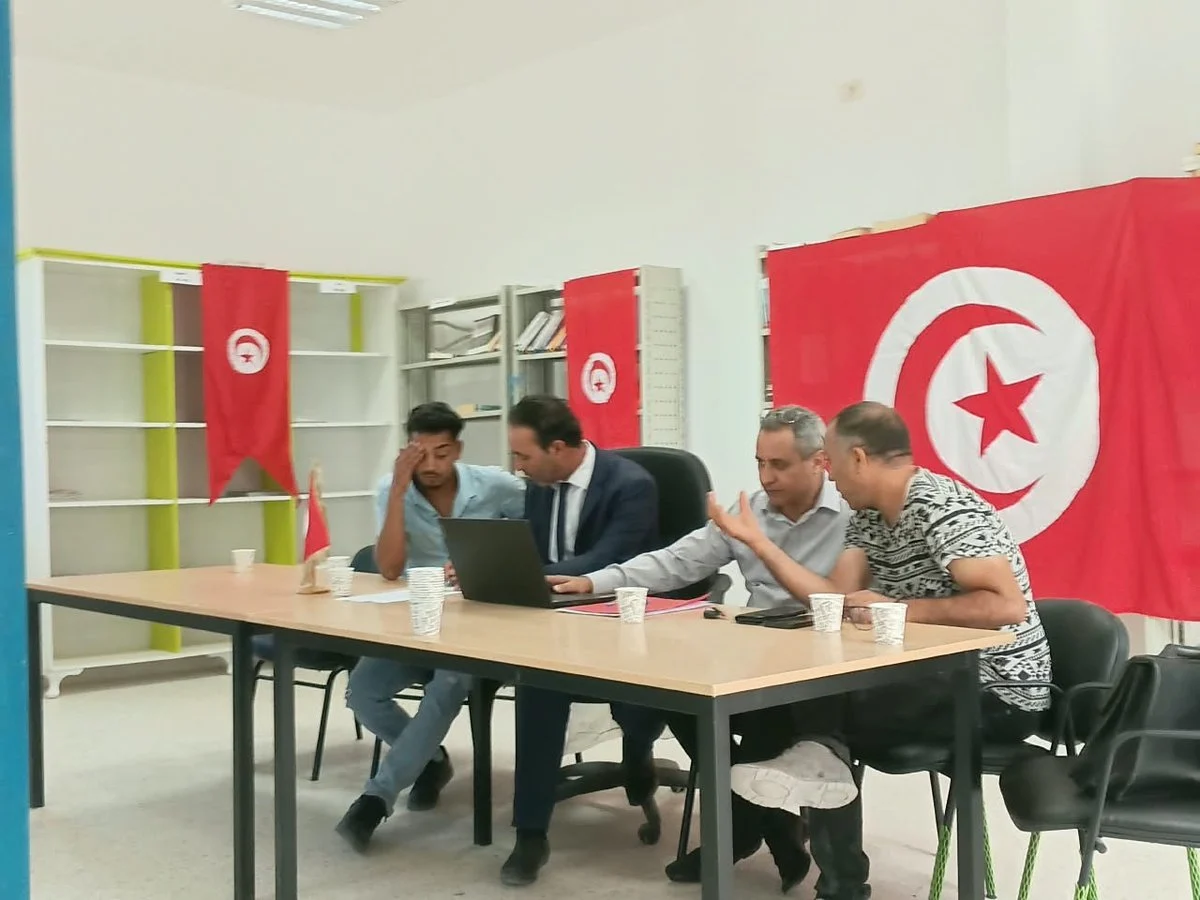 شاب يعرض استفساره أمام أعضاء المنصة حول حاسوب محمول خلال اليوم التحسيسي للاستثمار بسيدي بوبكر