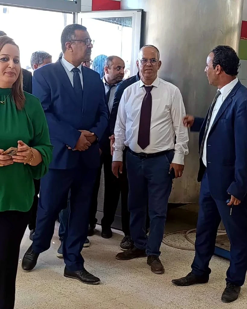 الوفد الرسمي داخل فضاء يضم خزانا معدنيا كبيرا خلال افتتاح موسم الزيتون بسيدي بوبكر