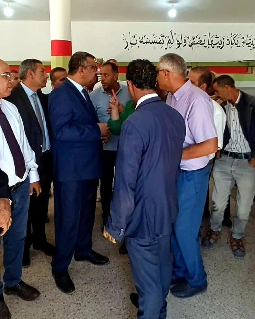 نقاش بين الوفد والفلاحين داخل قاعة كُتبت على جدارها آية «يكاد زيتها يضيء ولو لم تمسسه نار»