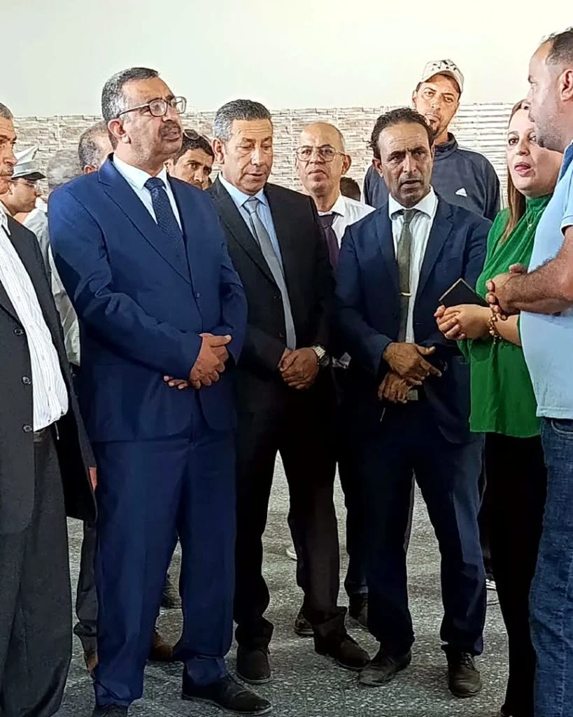 مسؤولون جهويون يتابعون شرحا داخل قاعة واسعة خلال افتتاح موسم الزيتون بسيدي بوبكر