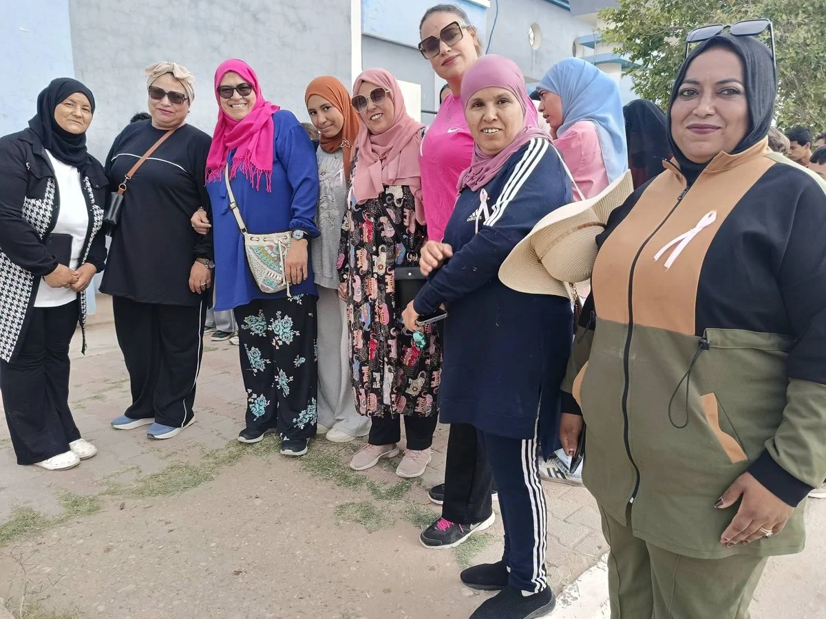مشاركات في تظاهرة أكتوبر الوردي بالسند يضعن الشريط الوردي على صدورهن