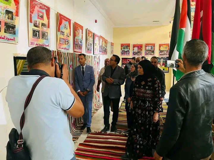 ضيوف حفل الافتتاح يتجولون في رواق المعارض بدار الثقافة بأم العرائس بين معلقات ومنسوجات وأعلام