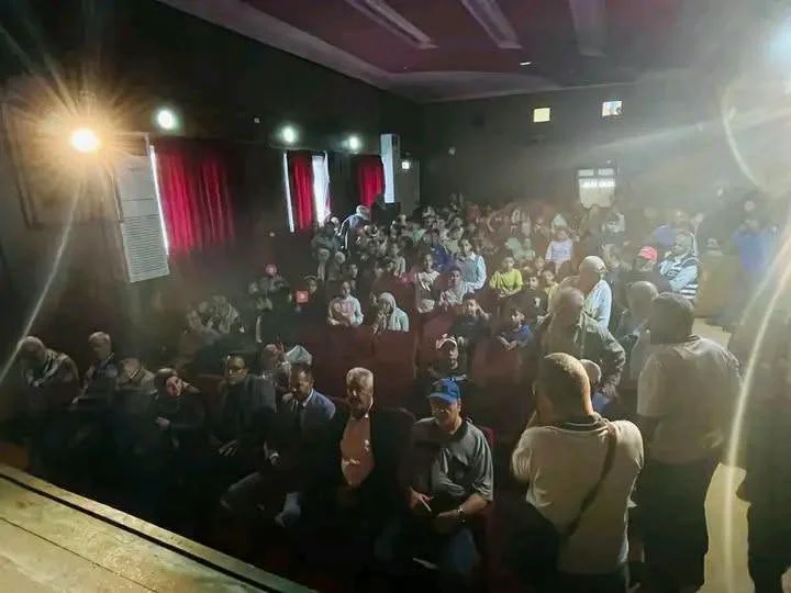 قاعة العروض بدار الثقافة بأم العرائس ممتلئة بالجمهور خلال افتتاح الدورة الخامسة والعشرين لمهرجان مسرح الطفل